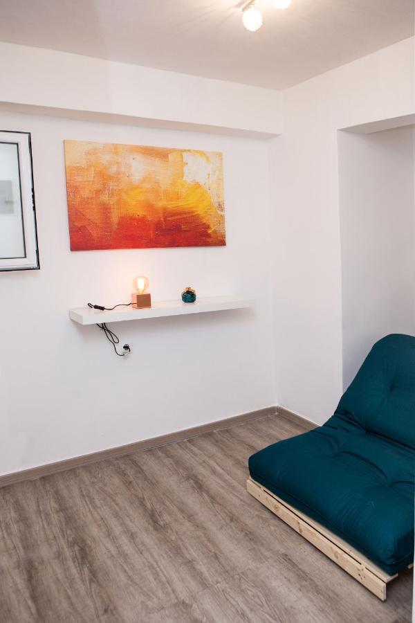 Stylish, Comfortable, Basement Loft-Like Apartment With Amenities 아테네 외부 사진