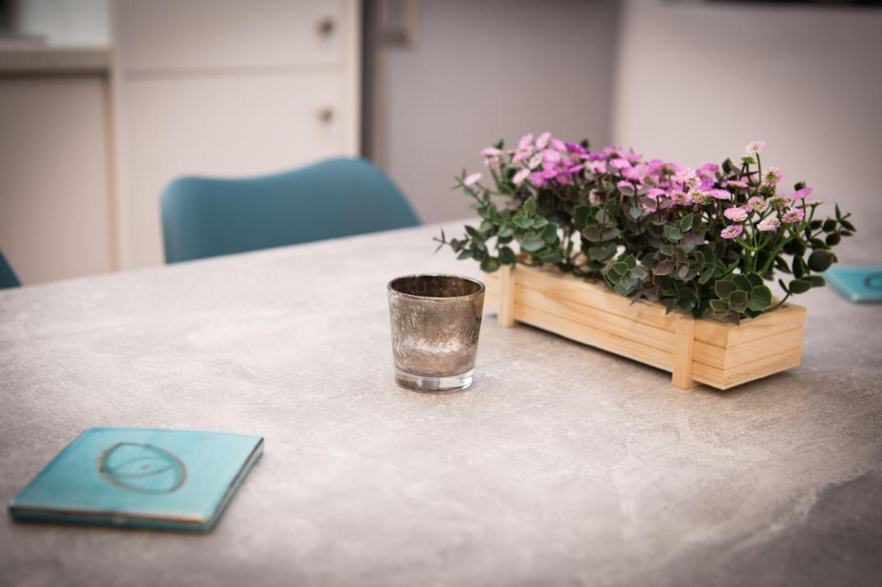 Stylish, Comfortable, Basement Loft-Like Apartment With Amenities 아테네 외부 사진