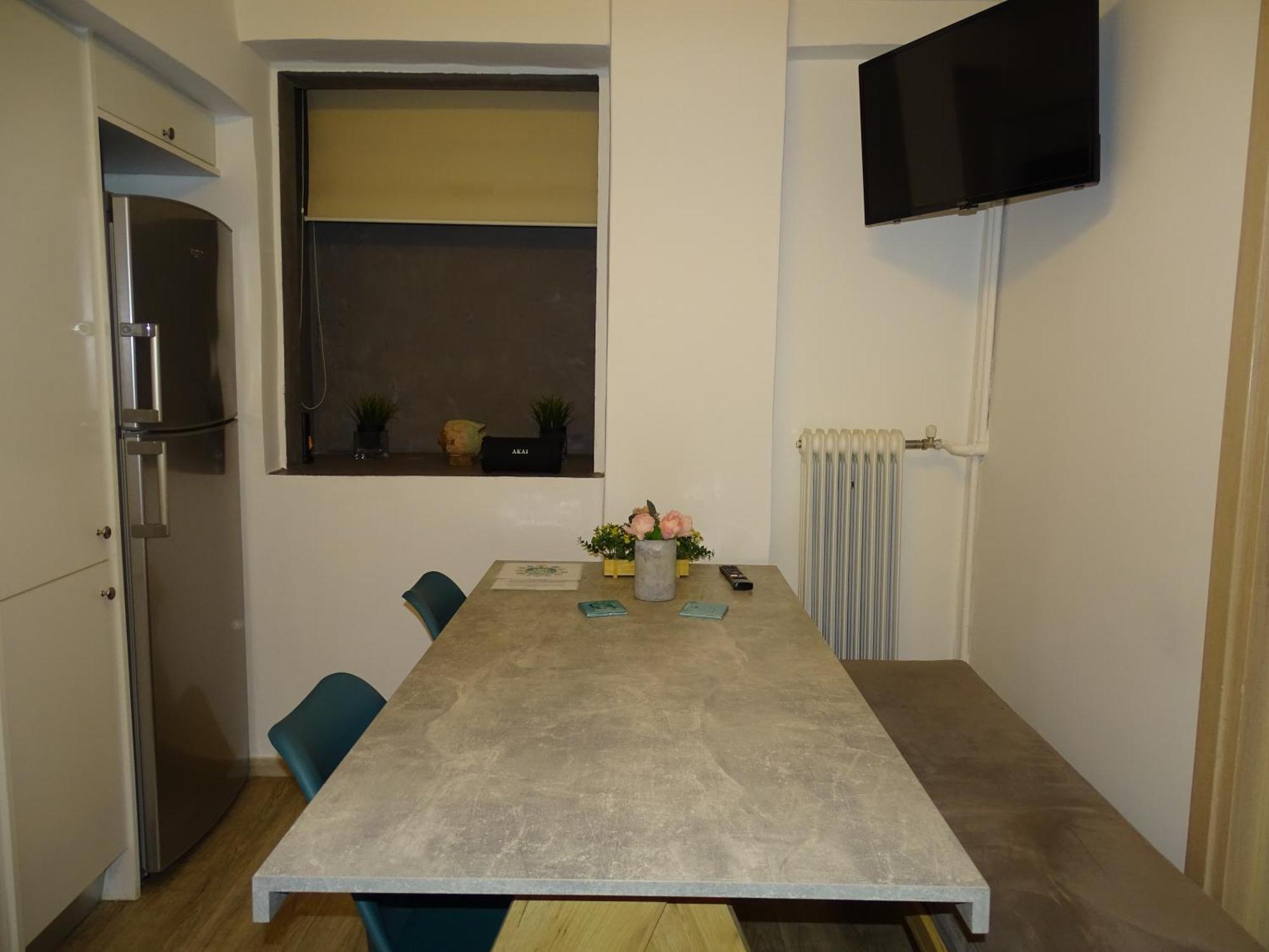 Stylish, Comfortable, Basement Loft-Like Apartment With Amenities 아테네 외부 사진