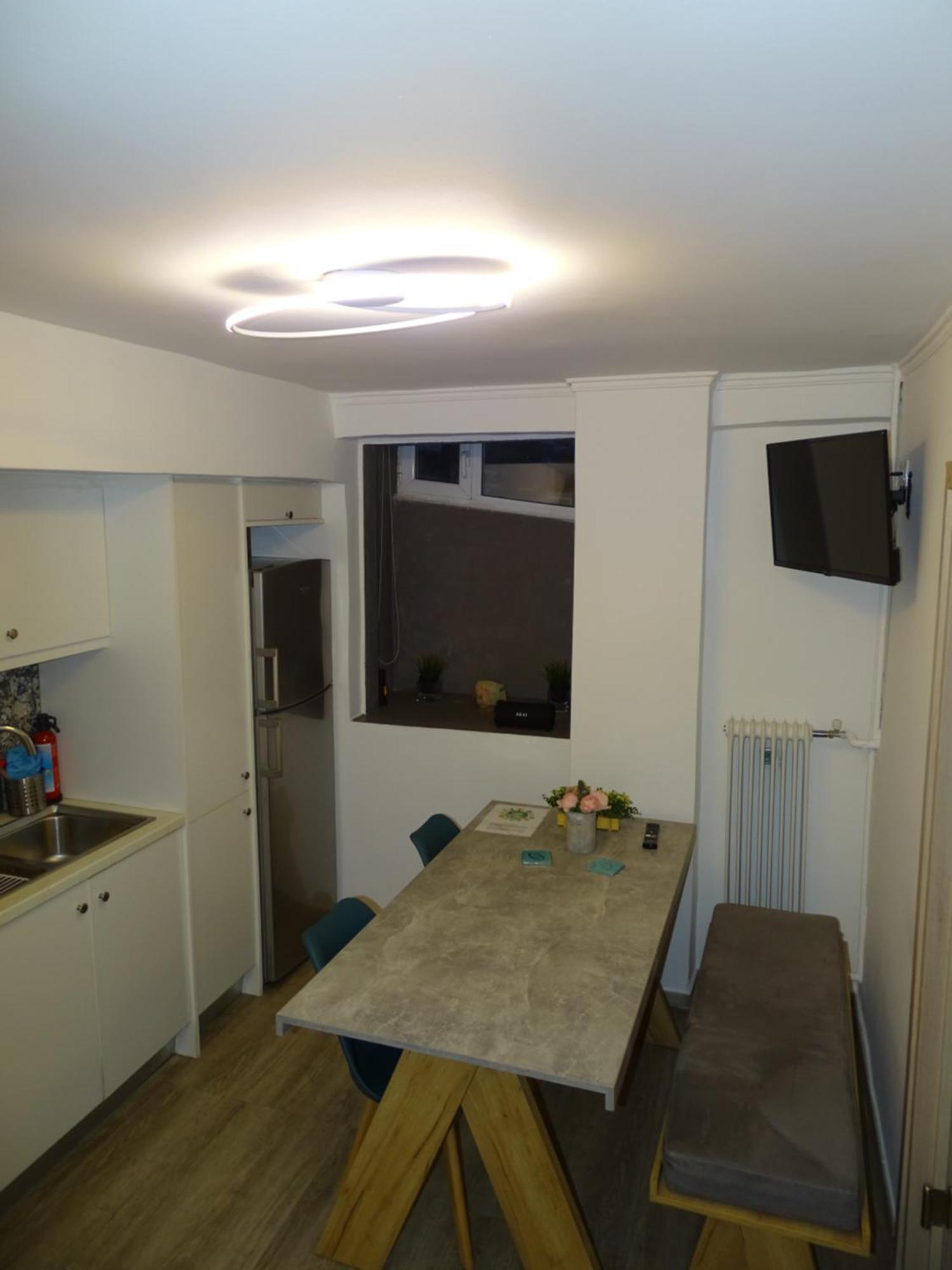 Stylish, Comfortable, Basement Loft-Like Apartment With Amenities 아테네 외부 사진