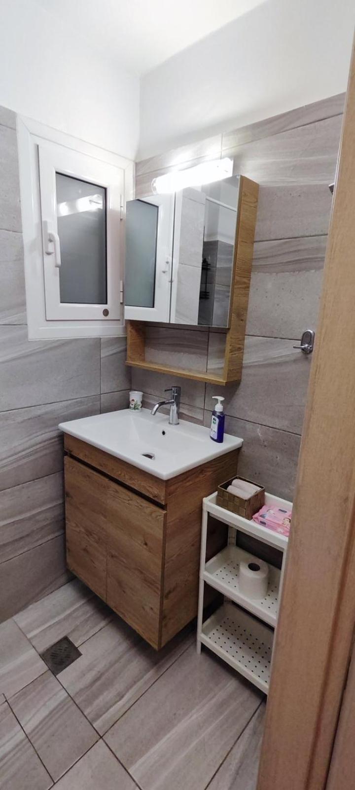 Stylish, Comfortable, Basement Loft-Like Apartment With Amenities 아테네 외부 사진